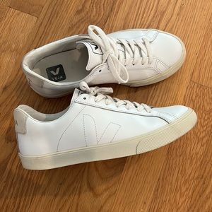 Veja Esplar White Low Sneakers EUC